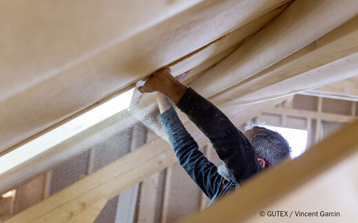 Mit der Holzfaser-Dämmplatte Thermoflex wird das Dach von innen gedämmt.