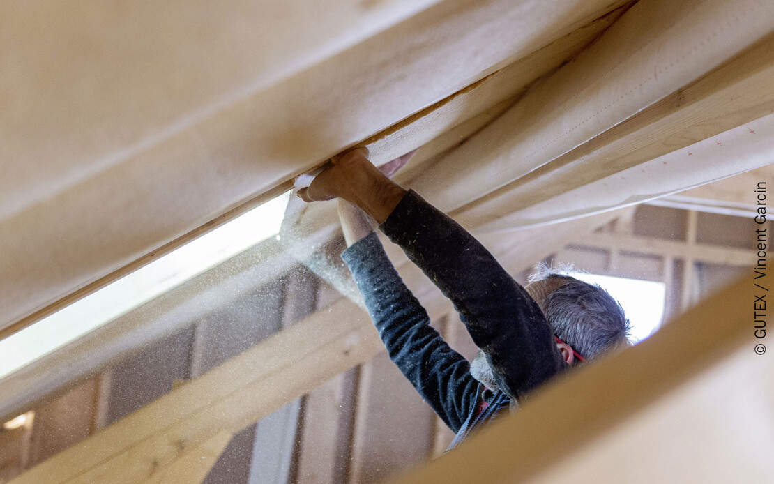 Mit der Holzfaser-Dämmplatte Thermoflex wird das Dach von innen gedämmt.