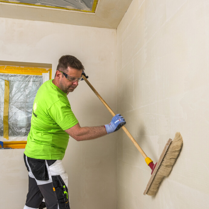 Untergrund für den Kalkspachtel reinigen