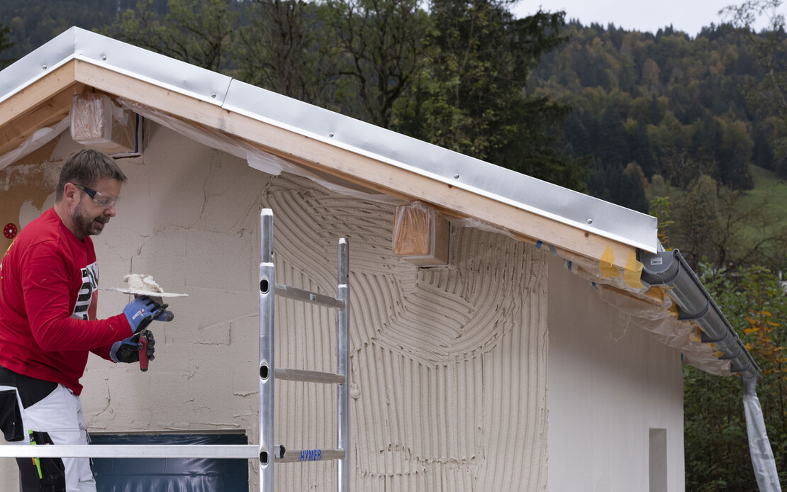 Die Holzfaserdämmung an der Fassade wird armiert mit Armierungsgewebe und Multicontact.