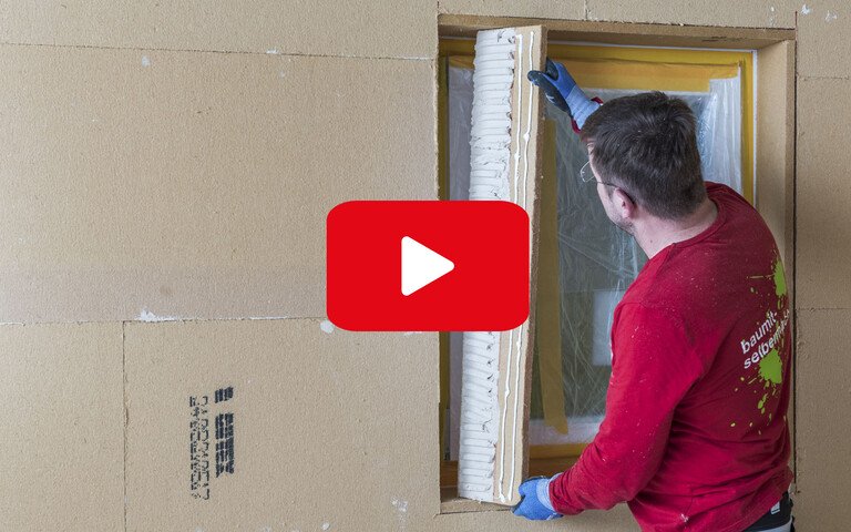 Die Fensterlaibung wird mit den Holzfaserdämmplatten im geklebten Innendämm-System von Baumit gedämmt. Teaser zum Verarbeitungsvideo.